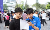 Sinh viên làm thủ tục nhập học hôm qua, 24/8 Ảnh: Hoa Ban
