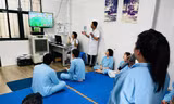 Các bệnh nhân trong căn phòng trị liệu bằng âm nhạc