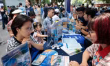 Thí sinh tìm hiểu thông tin tuyển sinh đại học năm 2025 Ảnh: NHƯ Ý