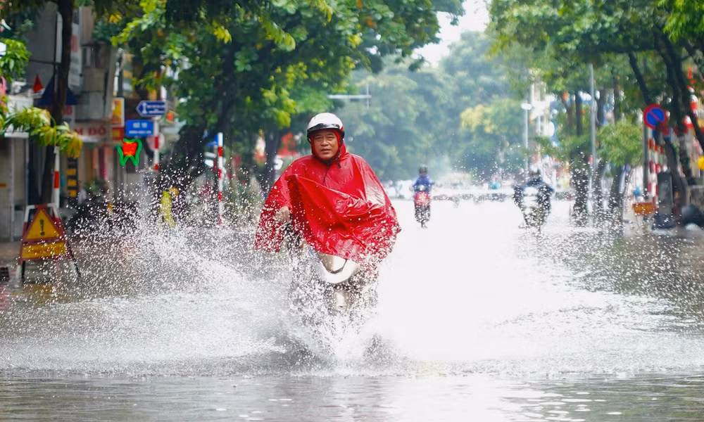 Hà Nội trưa 16/9: Mưa ngớt, phố vẫn mênh mông nước