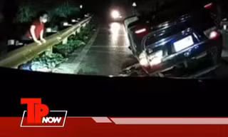 TP NOW: Lật xe khi vào cua, hành khách văng ra ngoài gây sốc