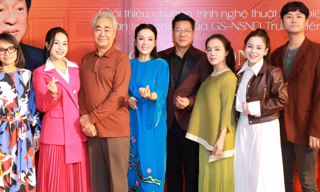 Học trò nhiều thế hệ chung tay làm điều đặc biệt cho cố GS. NSND Trung Kiên trước Ngày Nhà giáo Việt Nam