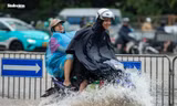 Ngập sâu tại Mỹ Đình làm hàng trăm xe chết máy, nhiều người 'chôn chân' hàng tiếng dưới mưa