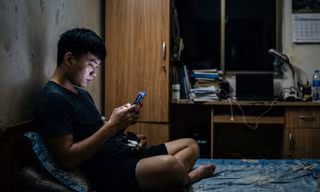Nhiều bạn trẻ không dám về nhà, ngại nghe điện thoại từ bố mẹ vì áp lực mang tiếng 'ăn bám'
