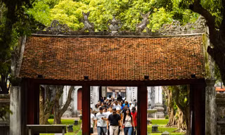 Sĩ tử đổ về Văn Miếu cầu may, háo hức nhận 'xoài Đăng khoa' trước thềm kỳ thi tốt nghiệp