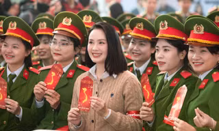 Diễn viên Hồng Diễm lan tỏa tinh thần nhân ái tại ngày hội hiến máu 'Chủ Nhật Đỏ'