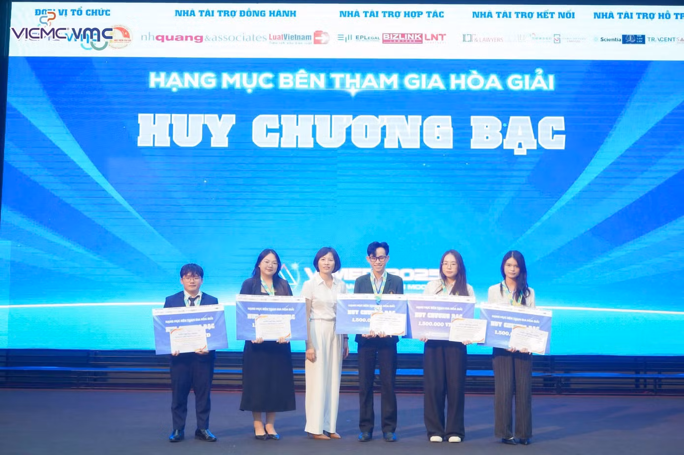 4nguyen-tan-hung-ngoi-sao-hoc-duong.jpg