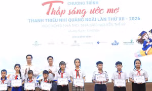 Quảng Ngãi trao 150 suất học bổng 'Thắp sáng ước mơ'