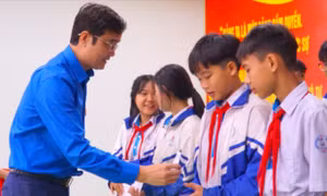 Bí thư thứ nhất T.Ư Đoàn động viên, chia sẻ khó khăn cùng bà con, học sinh nghèo Gia Lai