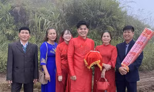 Nhà trai Hải Phòng bê trầu cau đi bộ 2km đường đất lầy lội để đón dâu gây sốt