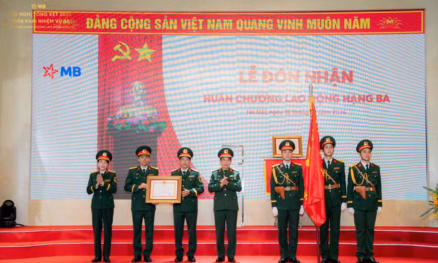 MB đón nhận Huân chương Lao động Hạng Ba