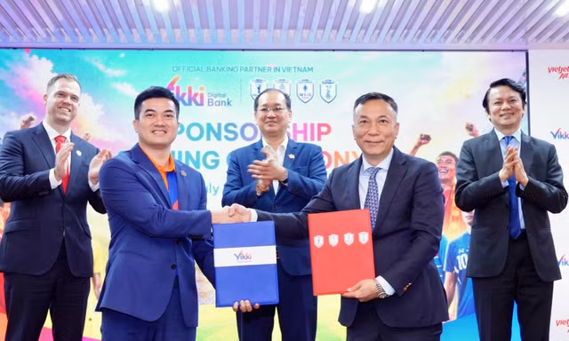 Vietjet và Vikki ‘tiếp lửa’ – Việt Nam rực đỏ Bangkok, thắng Thái Lan lượt đi chung kết ASEAN Cup