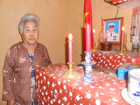 Mẹ Ngò bên di ảnh liệt sĩ Nguyễn Bá Cường