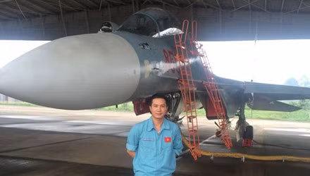 Anh Luân bên máy bay chiến đấu