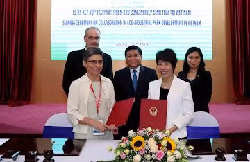 Bà Nguyễn Thị Bích Ngọc (áo trắng bên phải) được bổ nhiệm giữ chức Thứ trưởng Bộ KH-ĐT