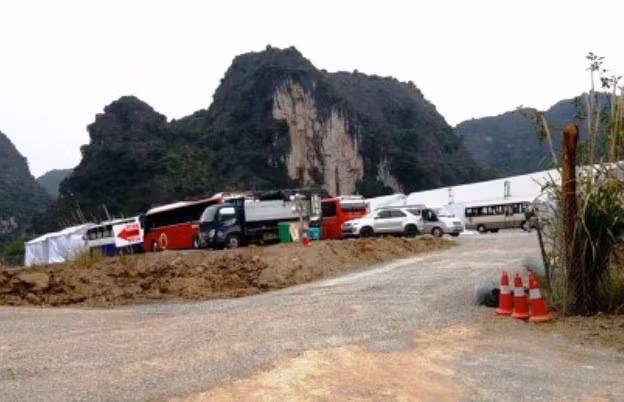 Các trang thiết bị, đồ dùng, dụng cụ sinh hoạt... phục vụ cho đoàn làm phim được hàng chục xe tải cỡ lớn chuyển đến Ninh Bình trong ngày 26/2 (ảnh: ĐD)