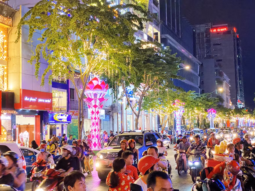Đường phố Sài Gòn rực rỡ sắc màu chào đón năm 2020