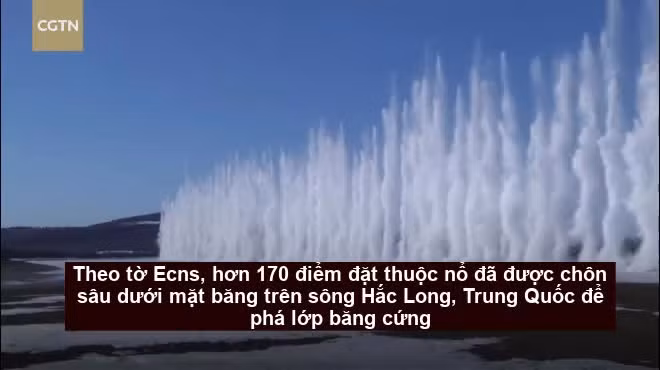 Ấn tượng cột nước cao 12m khi phá băng bằng thuốc nổ