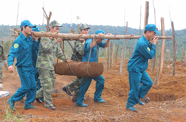 Bộ đội công binh di dời quả bom MK82