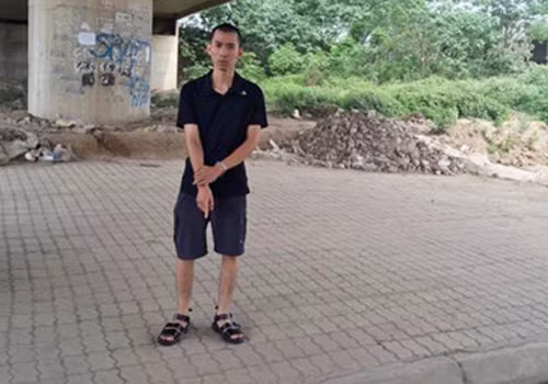 Long bị dẫn giải đến nơi gây án. Ảnh: Việt Hưng.