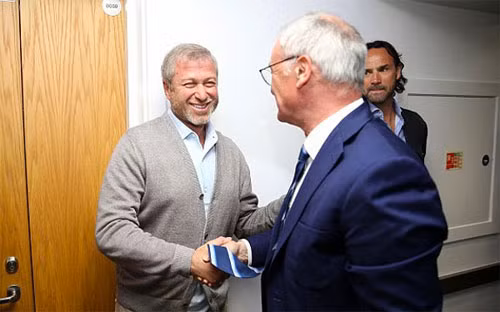 Nụ cười và cái bắt tay thân mật giữa Abramovich và Ranieri trong đường hầm sân Stamford Bridge. Ảnh: DM.