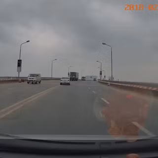 VIDEO: Xe tập lái suýt đâm vào đầu ôtô đối diện