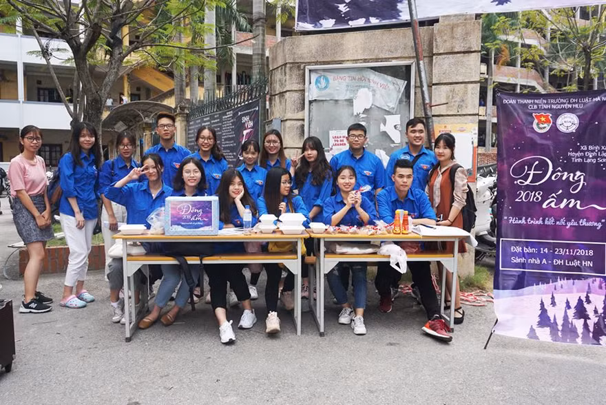 Sinh viên ĐH Luật Hà Nội tổ chức quyên góp thiện nguyện cho chương trình Đông ấm - Hành trình kết nối yêu thương