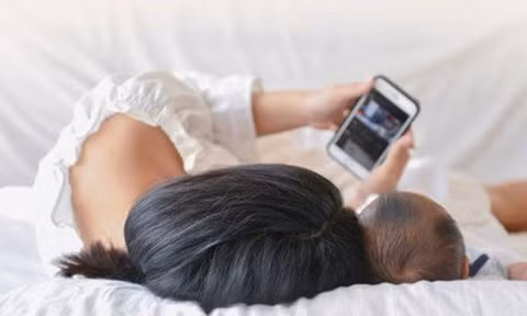 Mẹ vô tình làm rơi điện thoại trúng đầu, bé 2 tháng tuổi bị chấn thương sọ não