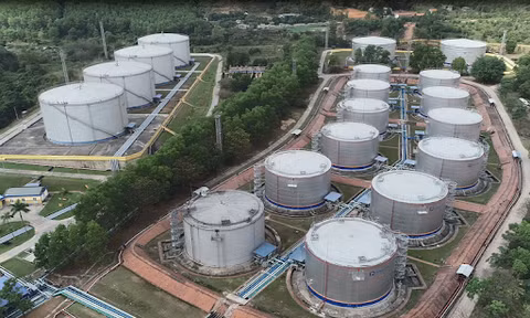 Tiền nhập xăng dầu tăng tới 200% trong nửa đầu tháng 4