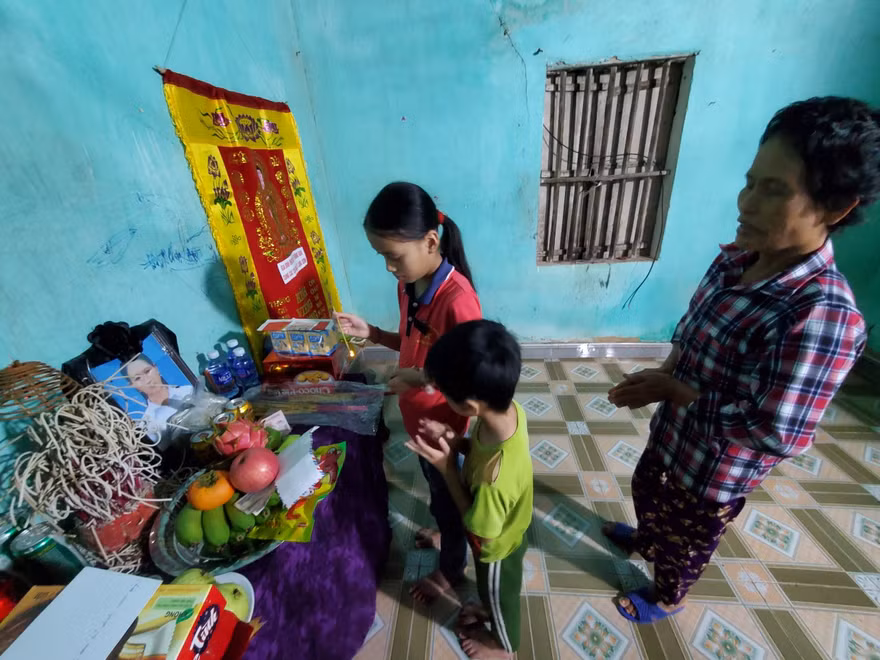 Ba bà cháu bên bàn thờ của chị Thùy