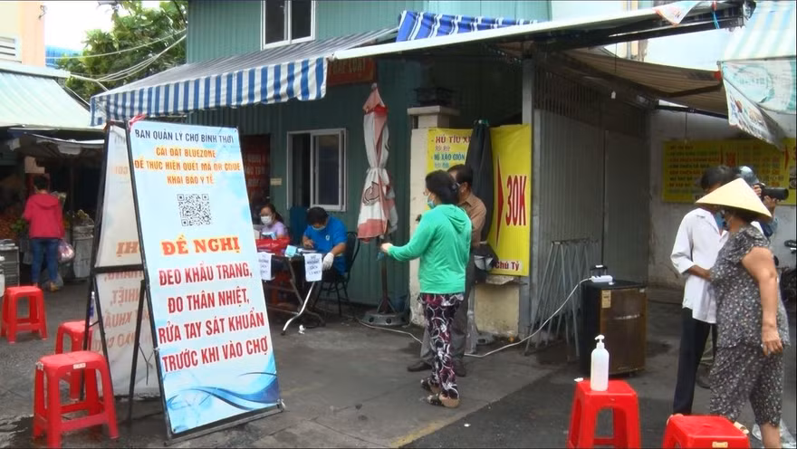Cận cảnh người dân xếp hàng nhận phiếu đi chợ tại TP.HCM