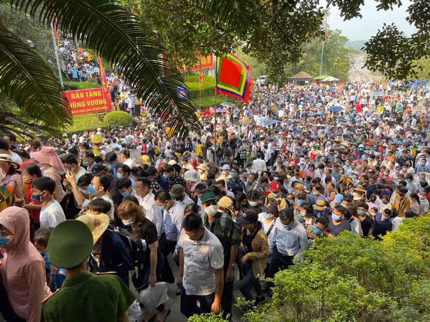 'Biển người' đi lễ đền Hùng ngày chính hội