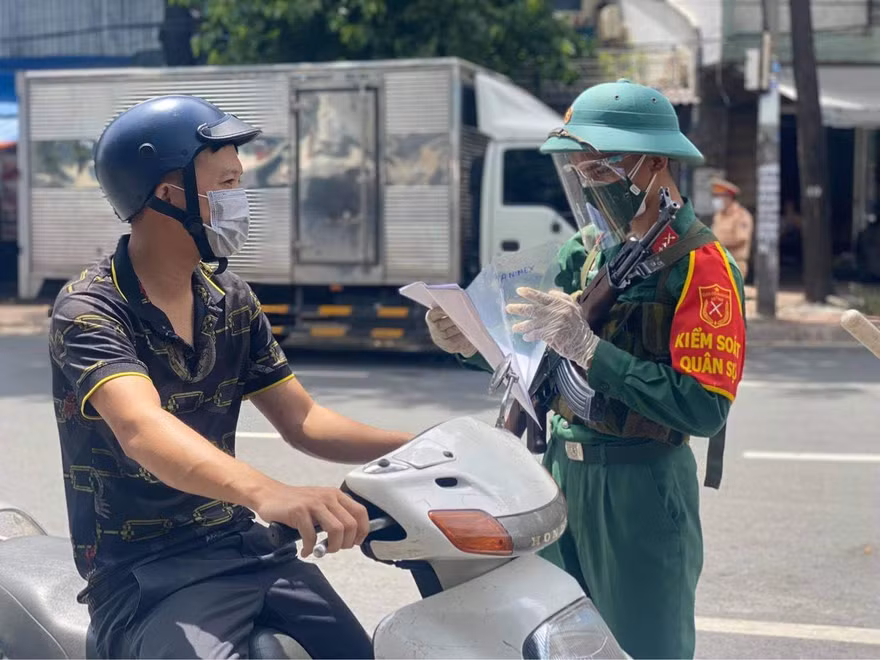 Nhân viên hệ thống phân phối như siêu thị, cửa hàng tiện lợi, cửa hàng cung cấp lương thực, thực phẩm thì TPHCM không yêu cầu có giấy đi đường.