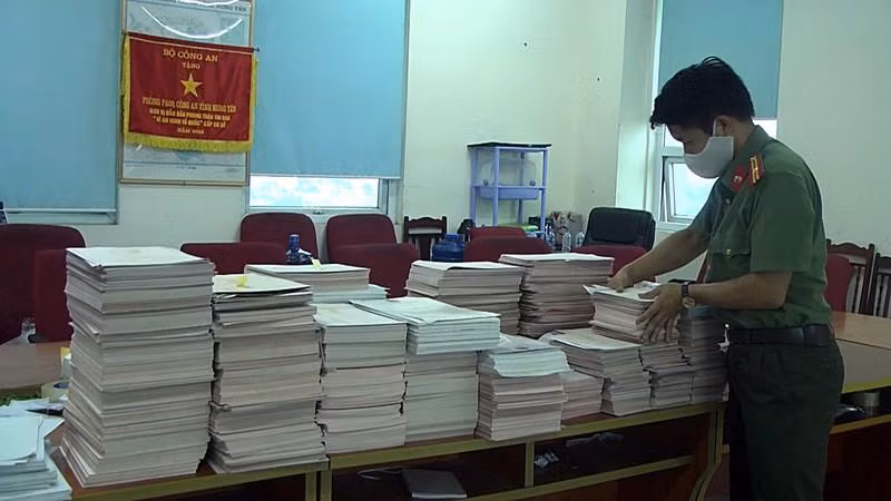Công an thu giữ tang vật vụ án. Ảnh: Công an cung cấp.