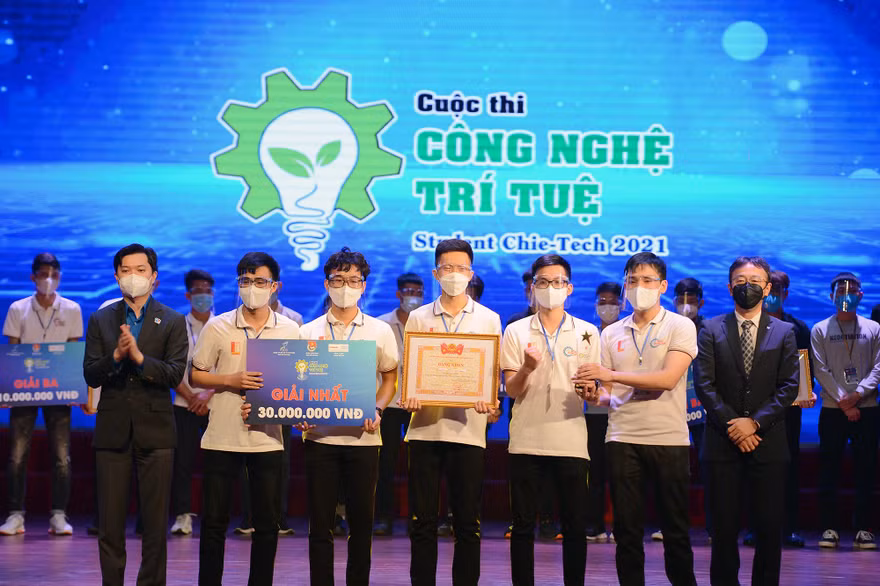 Bí thư T.Ư Đoàn Nguyễn Minh Triết (ngoài cùng bên trái) trao giải nhất cho đội The Cim Light, thuộc ĐH Bách khoa Hà Nội. Ảnh: DƯƠNG TRIỀU