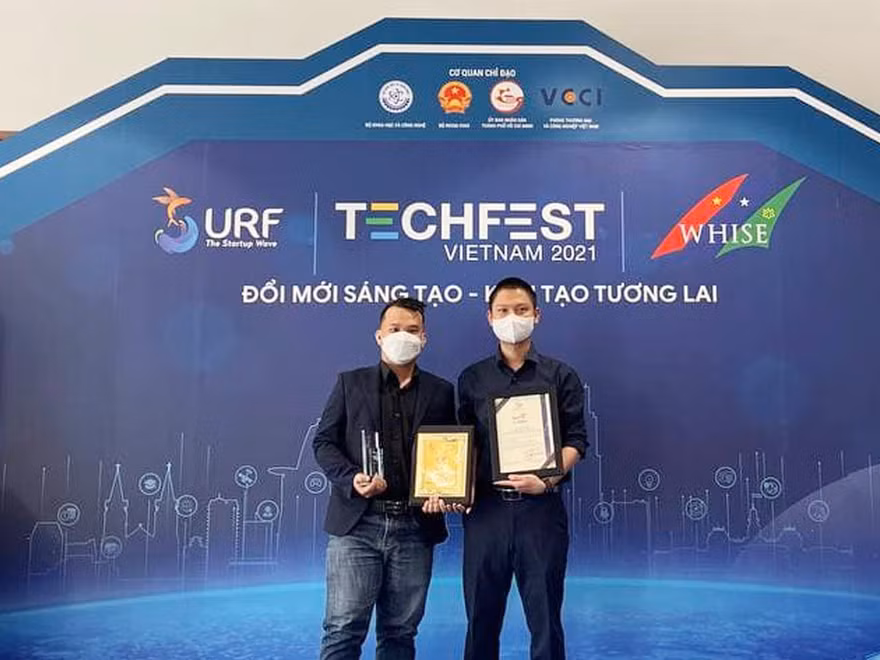 Nhóm tác giả Trần Tuấn với dự án "Đi chợ giúp dân".