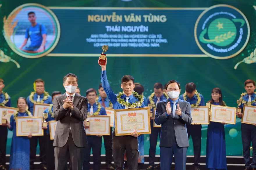 Ông Trần Tuấn Anh - Trưởng Ban Kinh tế T.Ư và anh Nguyễn Anh Tuấn - Bí thư thứ nhất T.Ư Đoàn trao giải thưởng cho các gương tiêu biểu. Ảnh: DƯƠNG TRIỀU