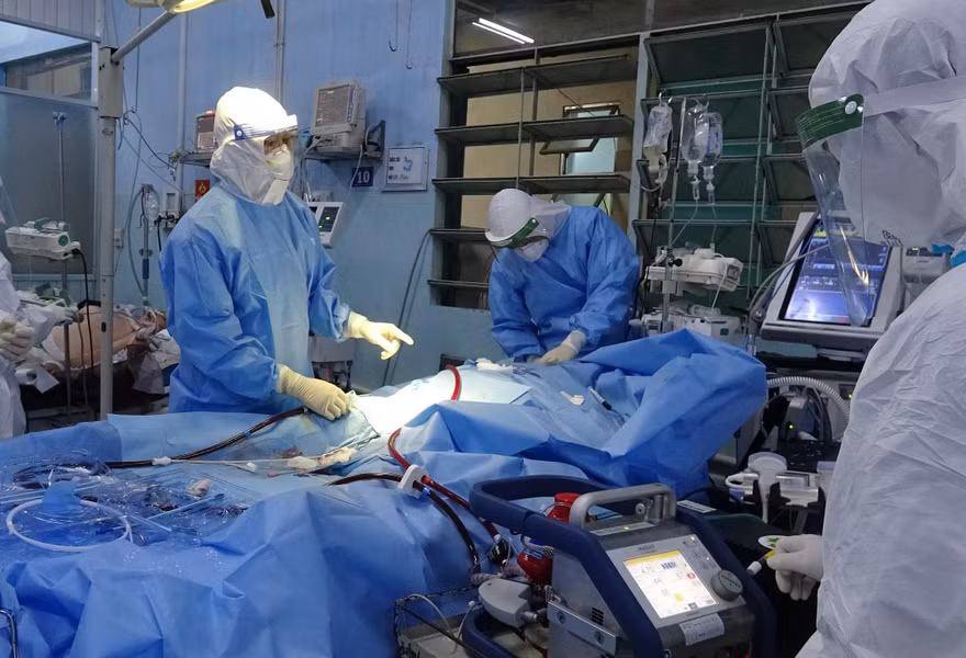 Sản phụ mắc COVID-19 suy tim cấp may mắn được cứu sống
