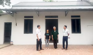 Bàn giao nhà mới cho người dân thuộc đối tượng xóa nhà tạm, nhà dột nát ở tỉnh Bắc Ninh.