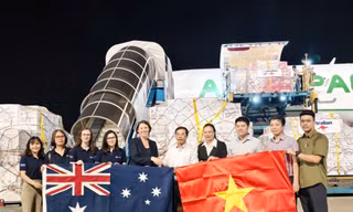 Tiếp nhận khoảng 18 tấn hàng viện trợ bão lũ từ Chính phủ Australia ở sân bay Nội Bài.