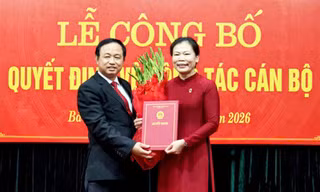 Bà Chu Lệ Hường nhận quyết định bổ nhiệm.
