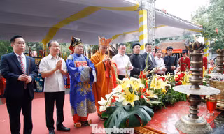 Choáng ngợp dòng người đổ về Đền Đô rước vua Lý.