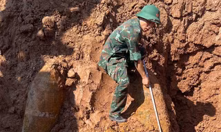 Quân đội kiểm tra và xử lý 3 quả bom.