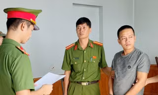 Công an tỉnh Bắc Ninh đọc lệnh bắt giữ đối tượng Duyệt.