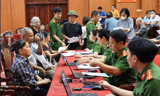 Công an tỉnh Bắc Ninh thu nhận mẫu sinh phẩm ADN.