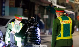 Đội tuần tra ban đêm kiểm tra hành chính.