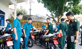 Bộ Chỉ huy quân sự tỉnh Bắc Ninh bàn giao xe mô tô cho ban chỉ huy quân sự cấp xã. Ảnh: Nguyễn Thắng.