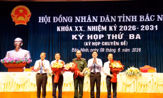 Lãnh đạo tỉnh Bắc Ninh tặng hoa chúc mừng ủy viên UBND tỉnh.