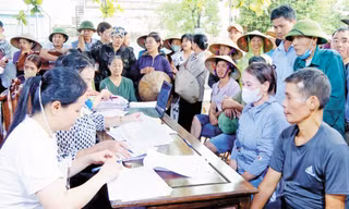 Người dân tỉnh Bắc Ninh nhận tiền bồi thường giải phóng mặt bằng dự án Cảng Hàng không Quốc tế Gia Bình.