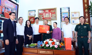 Trưởng Ban Tổ chức Trung ương Nguyễn Duy Ngọc và các đồng chí lãnh đạo tỉnh Bắc Ninh thăm, tặng quà gia đình thương binh Lưu Quang Vinh.